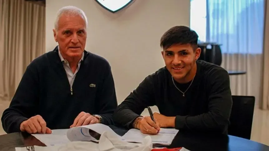 Joaquín Flores firmando su primer contrato. (Foto: Prensa River)