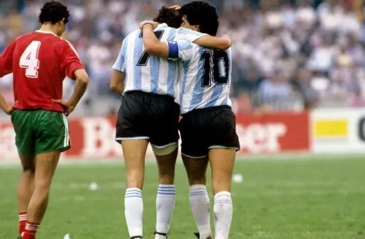 Maradona y Burruchaga, socios. Foto web.+