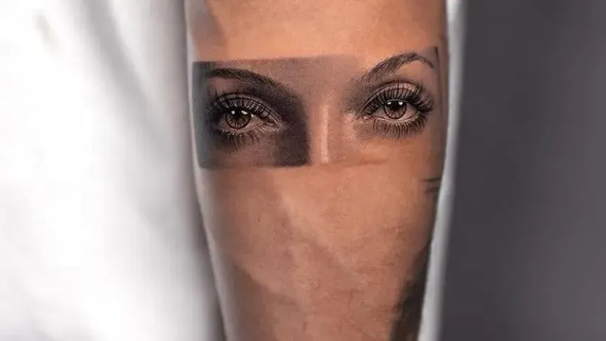 Los ojos de Oriana, en la piel de Dybala.