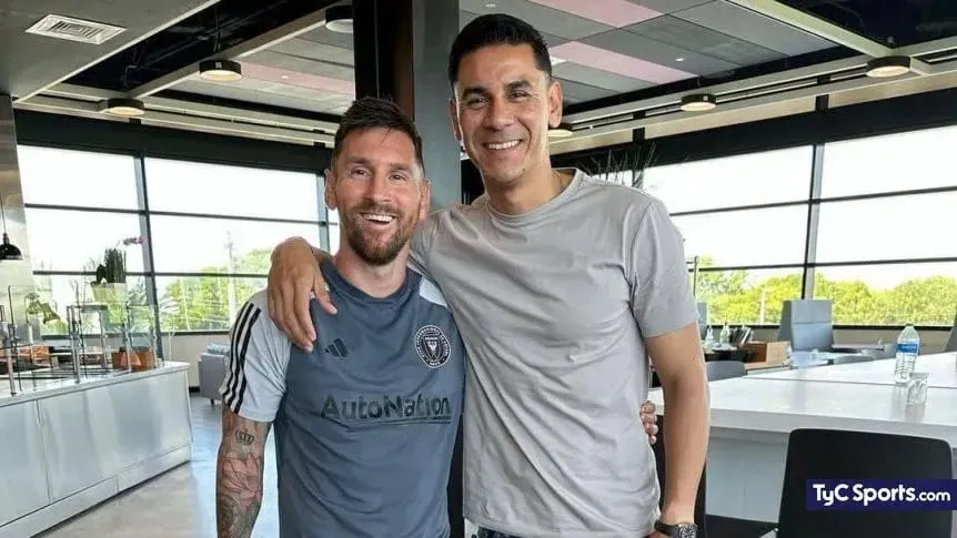 Óscar Ustari junto a Lionel Messi en Inter Miami (Foto: TyC Sports)