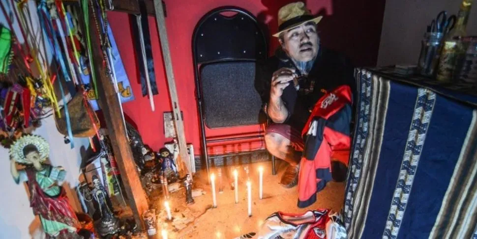 El Brujo Atahualpa haciendo una de sus macumbas (Twitter).