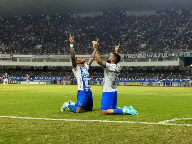 Foto: Fernando Torres/AGIF – Fernando Gabriel, jogador do Paysandu, comemora seu gol durante partida contra o Remo no estadio Mangueirao pelo campeonato Copa Verde 2023.