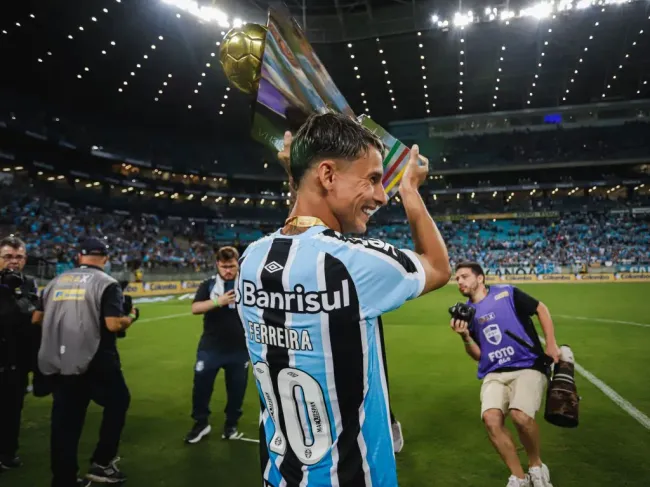 Ferreirinha, jogador do Grêmio comemoram titulo de campeão durante cerimônia de premiação após vitoria contra o São Luiz-RS em partida no estádio Arena do Gremio – Foto: Maxi Franzoi/AGIF