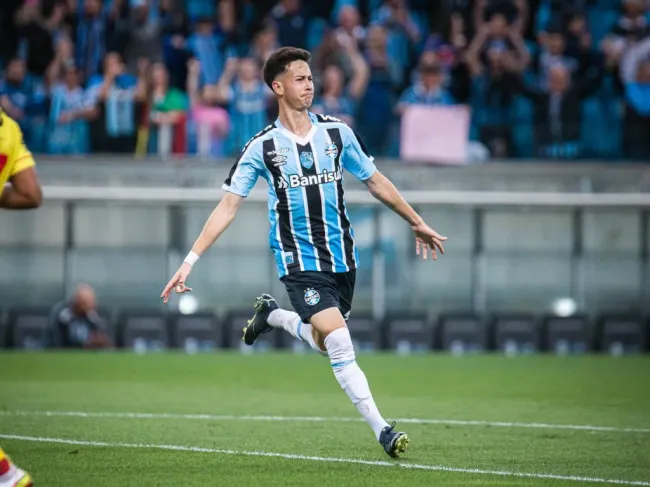 Gabriel Silva, jogador do Grêmio, comemora seu gol durante partida contra o Brusque no estádio Arena do Grêmio pelo campeonato Brasileiro B 2022. Foto: Maxi Franzoi/AGIF