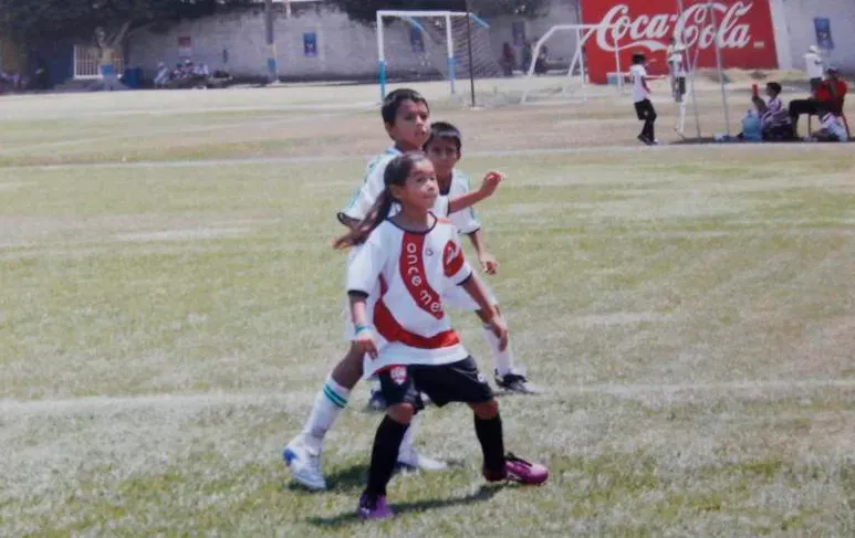 Una pequeña Nicole jugando con niños. Foto IG.