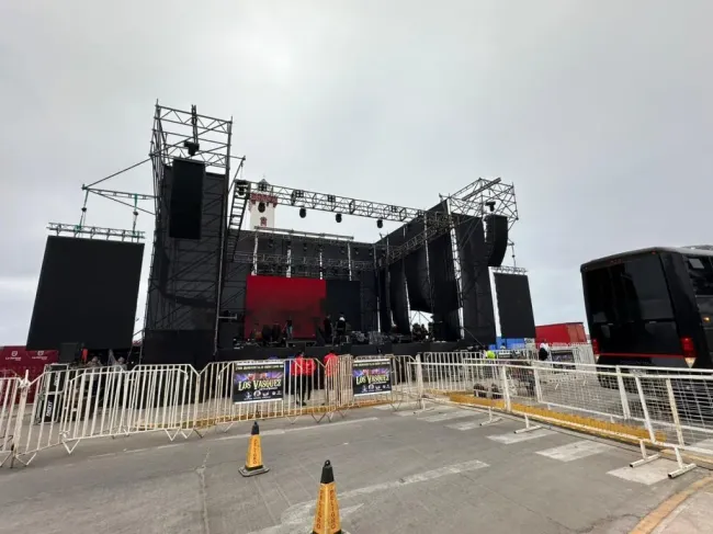 El escenario dispuesto en El Faro, a metros del hotel de concentración de la U. Foto: Paula Cornejo.