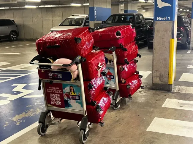 Las maletas de toda la familia de Charles Aránguiz en el aeropuerto. Foto: Redgol.