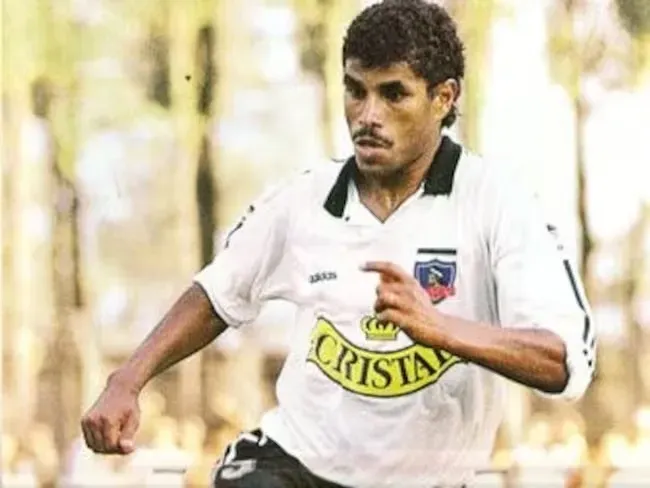 Toninho Dos Santos jugando por Colo Colo