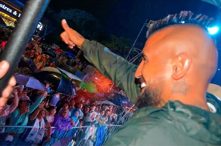 El King goza de sus vacaciones en Cali. 