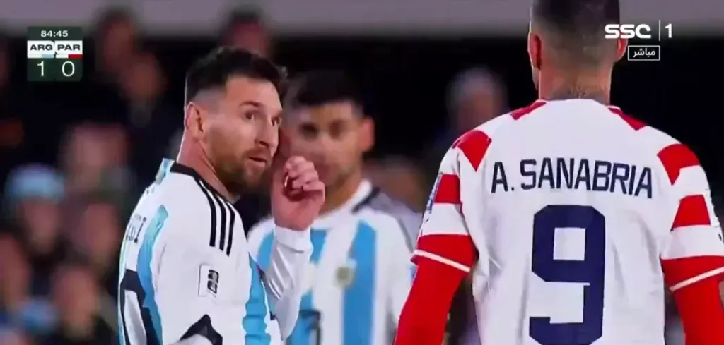 El momento de la discordia entre Messi y Sanabria.