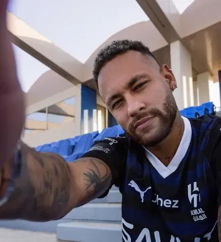 Neymar está a bordo de navio na companhia de convidados de luxo e fãs – Reprodução/Instagram/@neymarjr