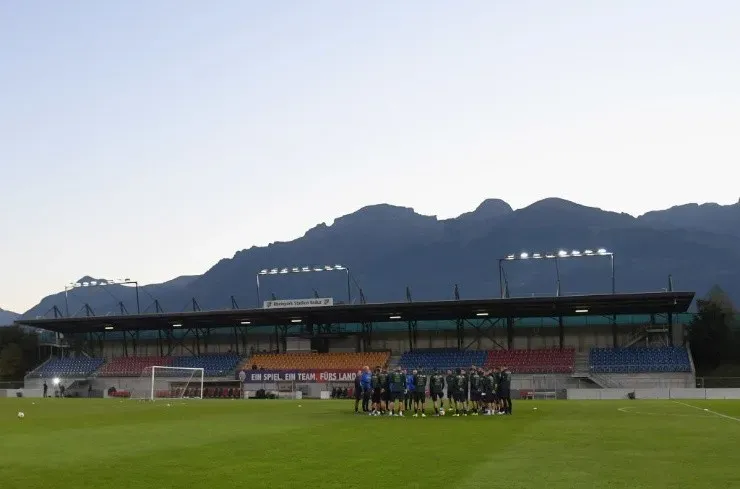 La UEFA obligó a Liechtenstein a construir este estadio moderno para jugar partidos oficiales (Fuente: Getty Images)