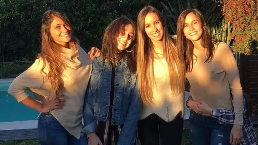 Antonela Roccuzzo junto a “Buchi” Scaglia y las hermanas de la esposa de Leo, Paula y Carla Roccuzzo. (Instagram)