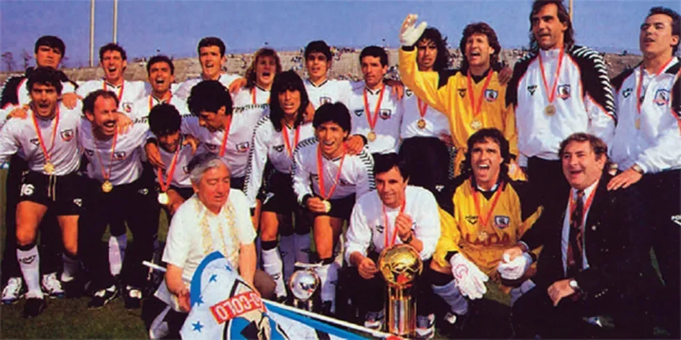 Jozic junto al plantel de Colo Colo en la Recopa ganada en 1992