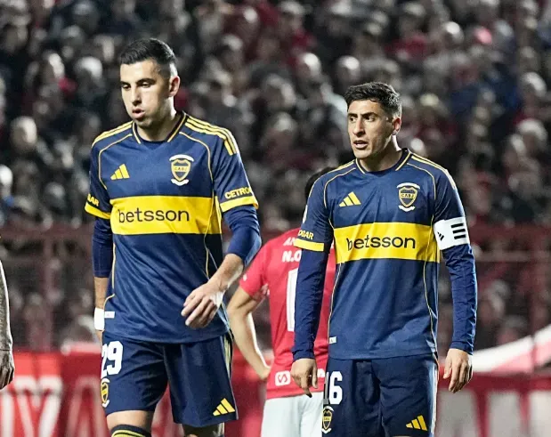 Rodrigo Battaglia y Miguel Merentiel, futbolistas de Boca Juniors durante el encuentro ante Argentinos Juniors por el Torneo Clausura 2025. (Foto: @BocaJrsOficial)