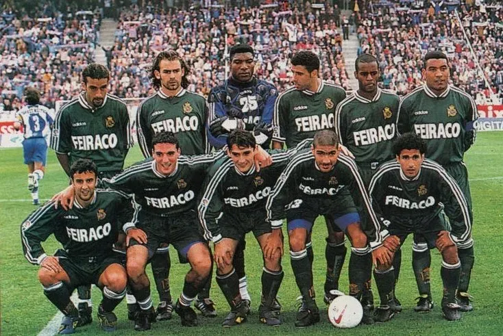 Scaloni y Abreu (segundo en la fila de abajo, de derecha a izquierda) compartieron seis meses en La Coruña. (@FutbolCarroza).