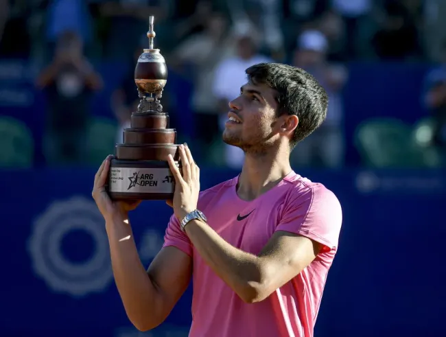 Carlos Alcaraz se coronó campeón del Argentina Open 2023 y en 2024 llegará a defender el título. | Foto: Getty