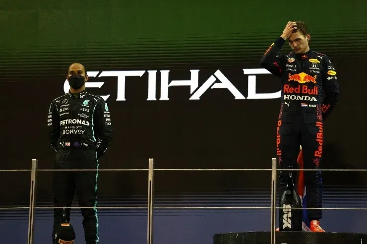 Bryn Lennon/Getty Images – Lewis Hamilton ao lado de Max Verstappen
