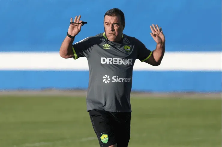 Pintado preparando o time para o duelo da Copa do Brasil (Foto: AssCom Dourado)