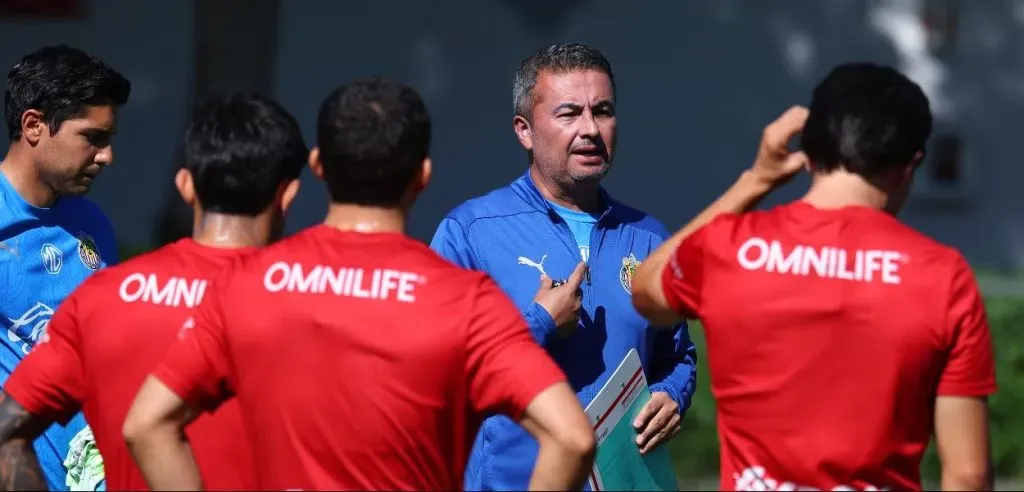 Arturo Ortega asumió las riendas del primer equipo tras la salida de Fernando Gago en Chivas