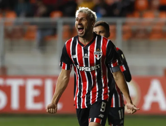 Calleri comemora seu gol contra o Cobresal | Créditos: Rubens Chiri/Saopaulofc