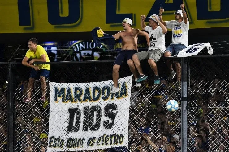 Torcedores do Boca homenageando Maradona. (Foto: Getty Images)