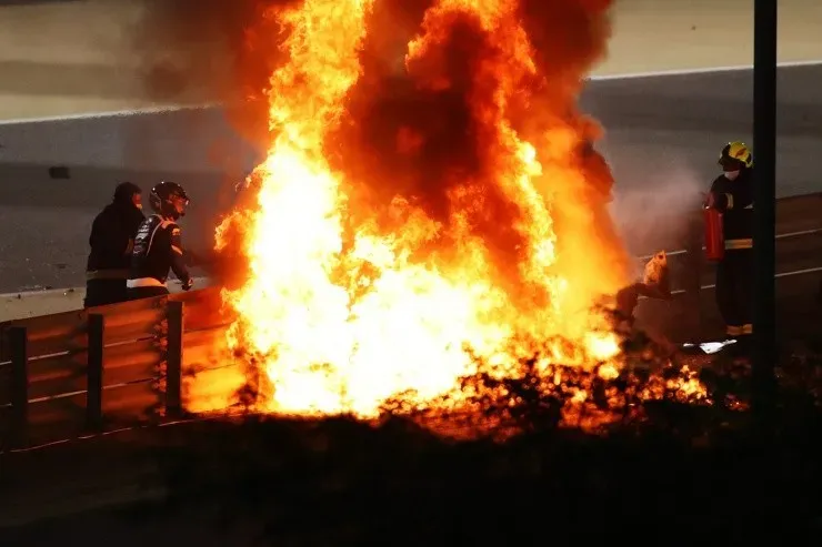 Carro de Grosjean em chamas. (Foto: Getty Images)