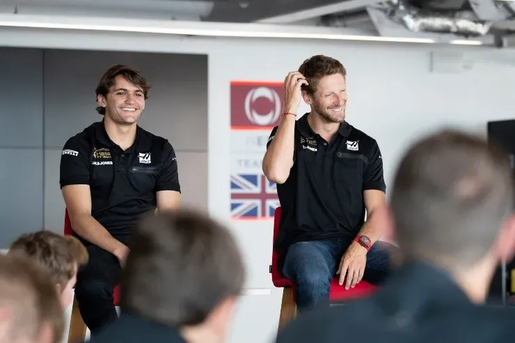 Pietro Fittipaldi e Romain Grosjean em entrevista. (Foto: Getty Images)