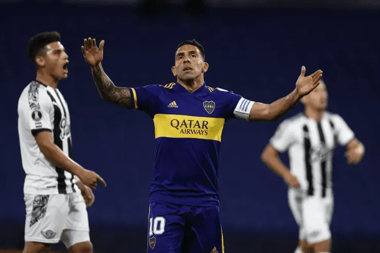 Tevez busca ajudar o Boca enquanto luta contra dificuldades fora do campo — Foto: Agustin Marcarian/EFE