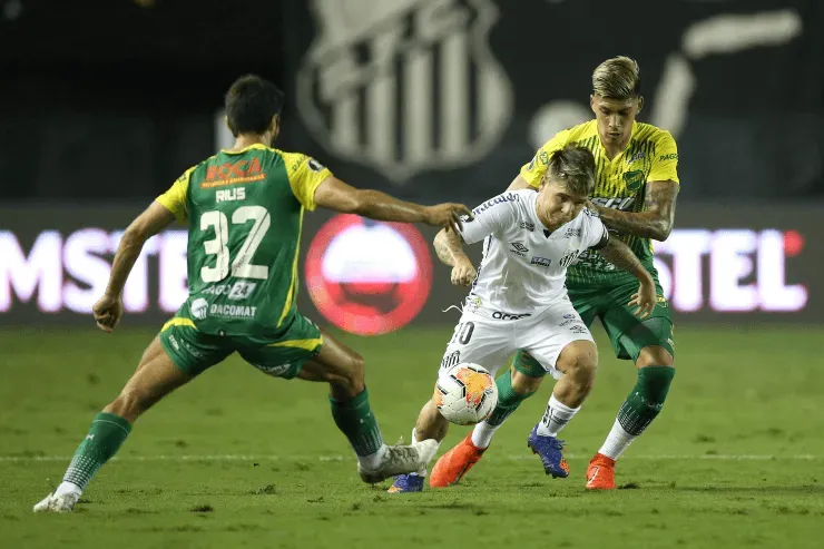 Defensa y Justicia em duelo contra o Santos. (Foto: Getty Images)