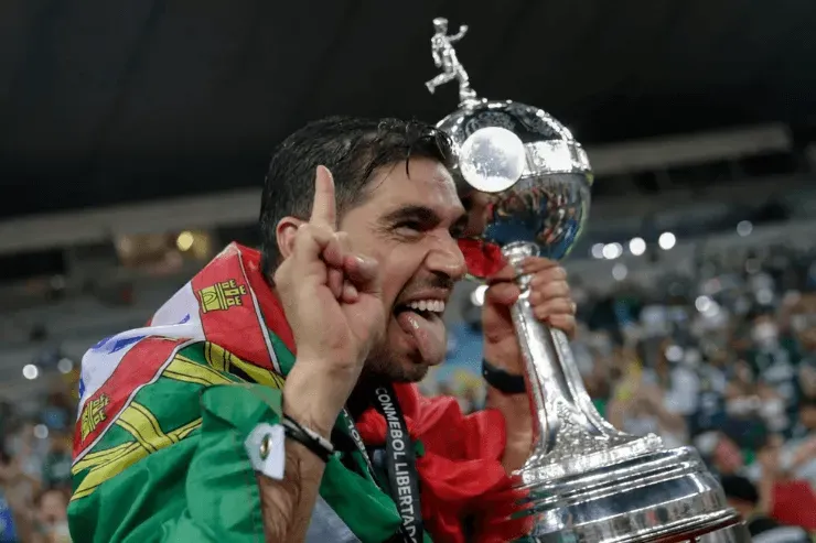 Abel Ferreira, do Palmeiras, com a taça da Libertadores. (Foto: Divulgação/Conmebol)