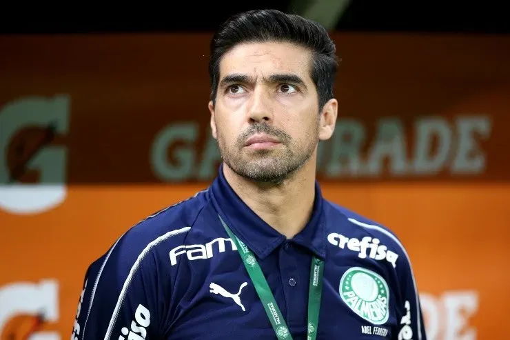 Abel Ferreira à beira do campo dirigindo o Palmeiras. (Foto: Getty Images)