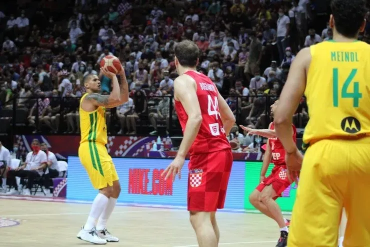 Hettsheimeir tenta o arremesso para o Brasil. (Foto: Divulgação/FIBA)