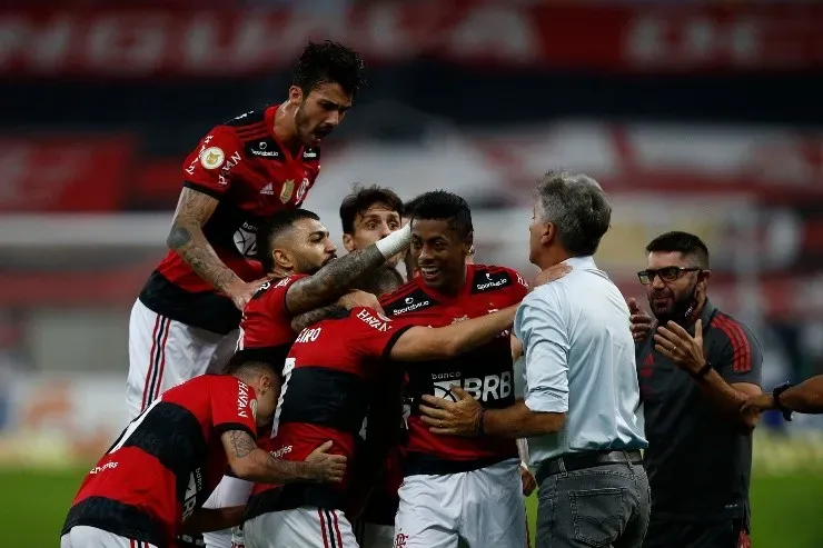 Jogadores do Flamengo festejam gol com Renato Gaúcho. (Foto: Getty Images)