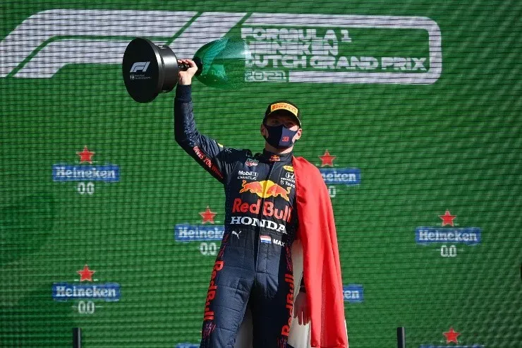 Max Verstappen com o troféu de vencedor. (Foto: Getty Images)