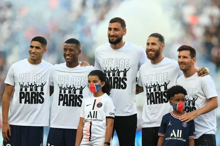 Achraf Hakimi, Georginio Wijnaldum, Gianluigi Donnarumma, Sérgio Ramos e Lionel Messi na apresentação no PSG. (Foto: Getty Images)