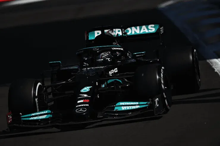 Lewis hamilton ainda está vivo na temporada e quer mais um título. (Foto: Getty Images))