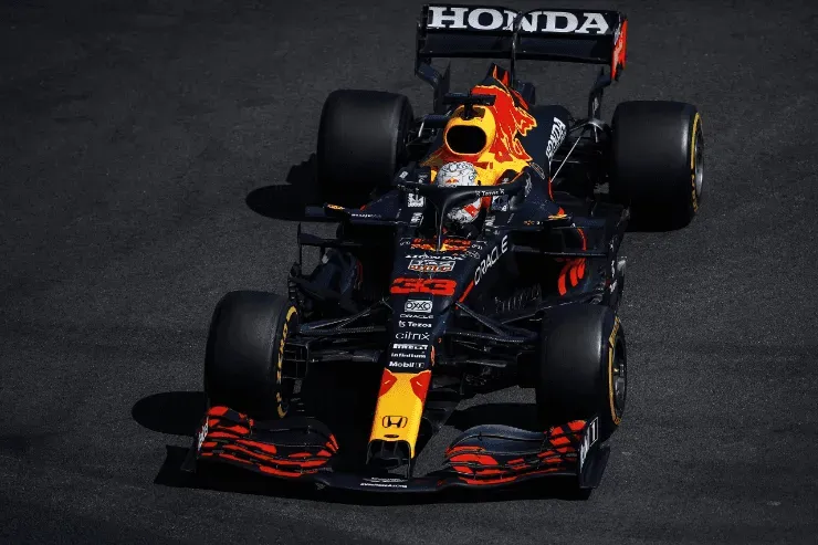 Verstappen está cada vez mais perto do título. (Foto: Getty Images)
