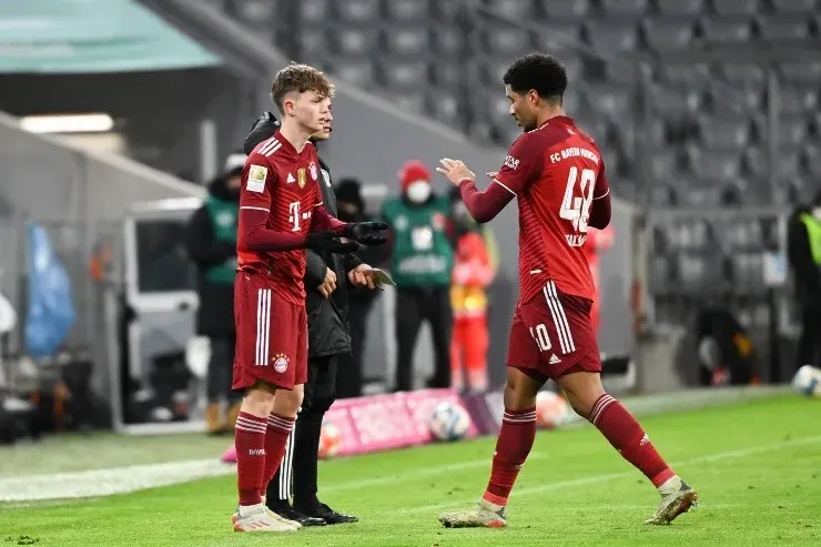 Sven Hoppe/picture alliance via Getty Images – momento histórico para o garoto e para o Bayern