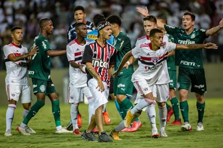 Diogo Reis/AGIF – Um dos torcedores que invadiram o campo, no meioi dos jogadores de São Paulo e Palmeiras