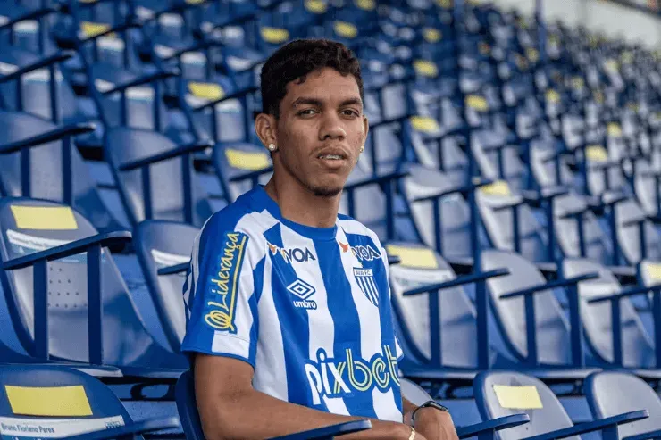Leandro Boeira/Avaí FC - Paulo Baya posa com a camisa do Avaí na Ressacada 