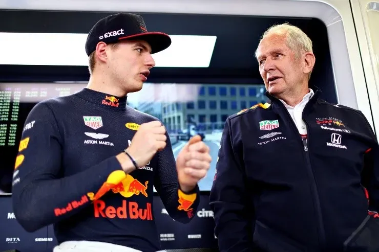 Dan Istitene/Getty Images – Marko e Verstappen conversando no paddock durante a temporada 2021