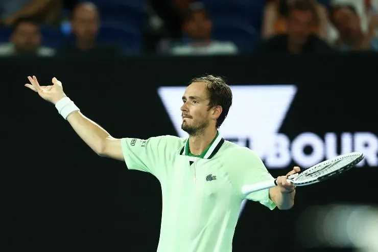 Clive Brunskill/Getty Images – Daniil Medvedev cobrando apoio da torcida na final do Australian Open