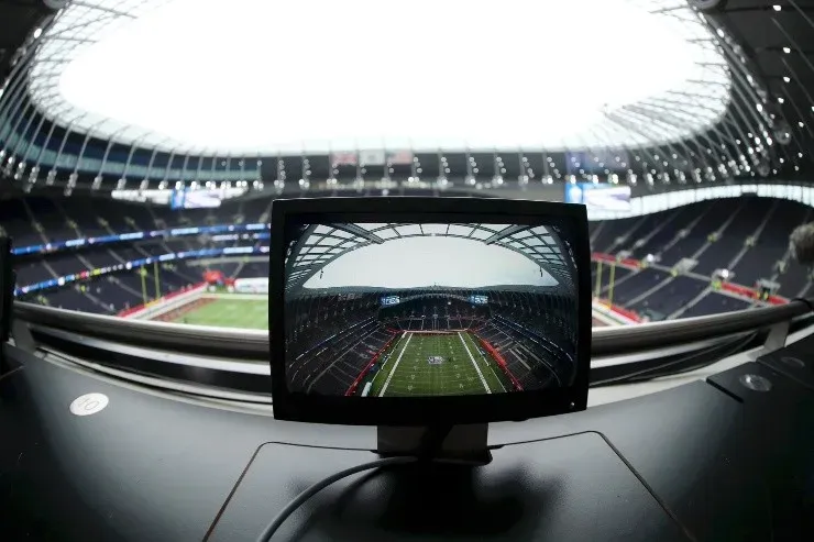Naomi Baker/Getty Images – Imagem de um estádio da NFL, pela cabine de transmissão