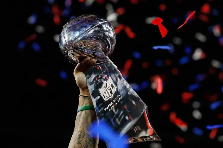 Kevin C. Cox/Getty Images -Troféu entregue ao vencedor do Super Bowl.