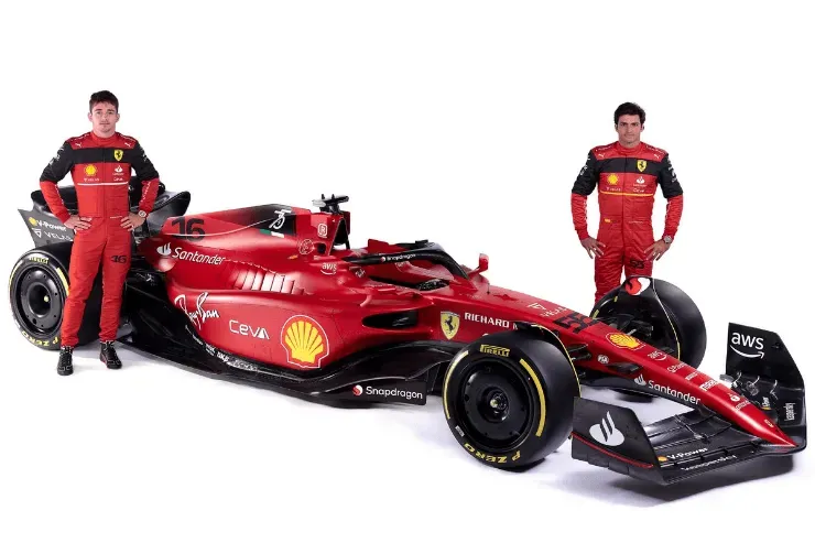 Foto Ferrari – Charles Leclerc e Carlos Sainz com o lindo carro da Ferrari,