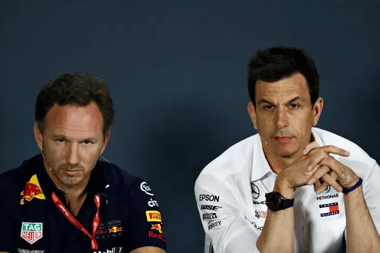 Foto: Getty Images – Christian Horner e Toto Wolff, chefes de RBR e Mercedes.