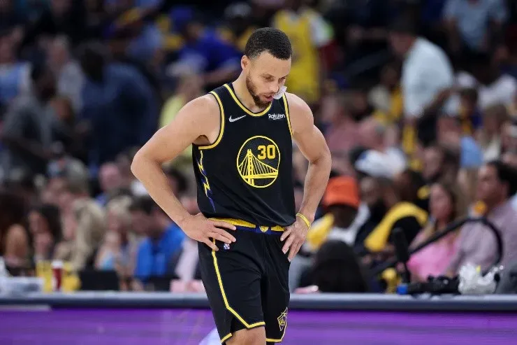 Andy Lyons/Getty Images – Curry cabisbaixo após derrota dos Warriors