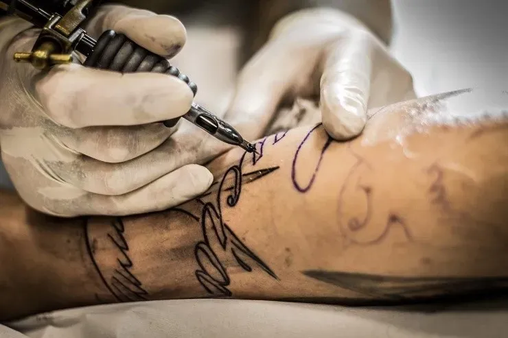 Tatuagem foi feita na testa pelo próprio artista (Pixabay/ilovetattoos)