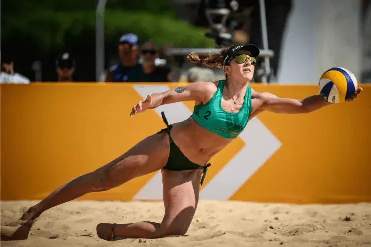 Barbara em ação no Campeonato Mundial de vôlei de praia, em Roma — Foto: Divulgação CBV